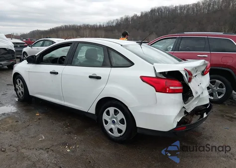 2018 Ford Focus S z USA, uszkodzony, nr VIN 1FADP3E21JL239488
